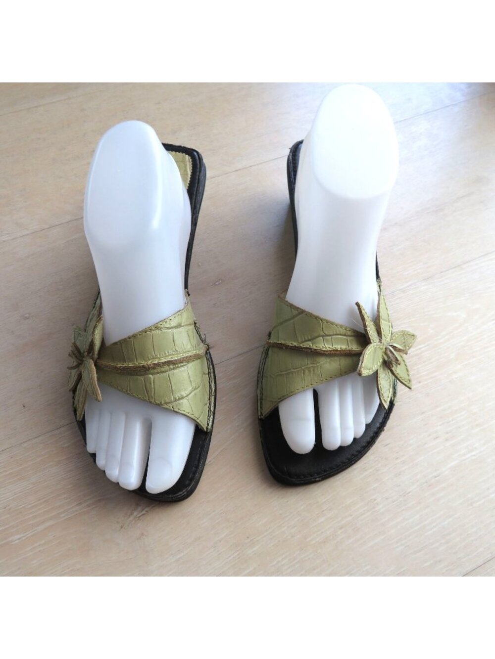 Vintage 70s Thom McAn Leather Sandals Green Croc-Embossed Straps Floral Accent